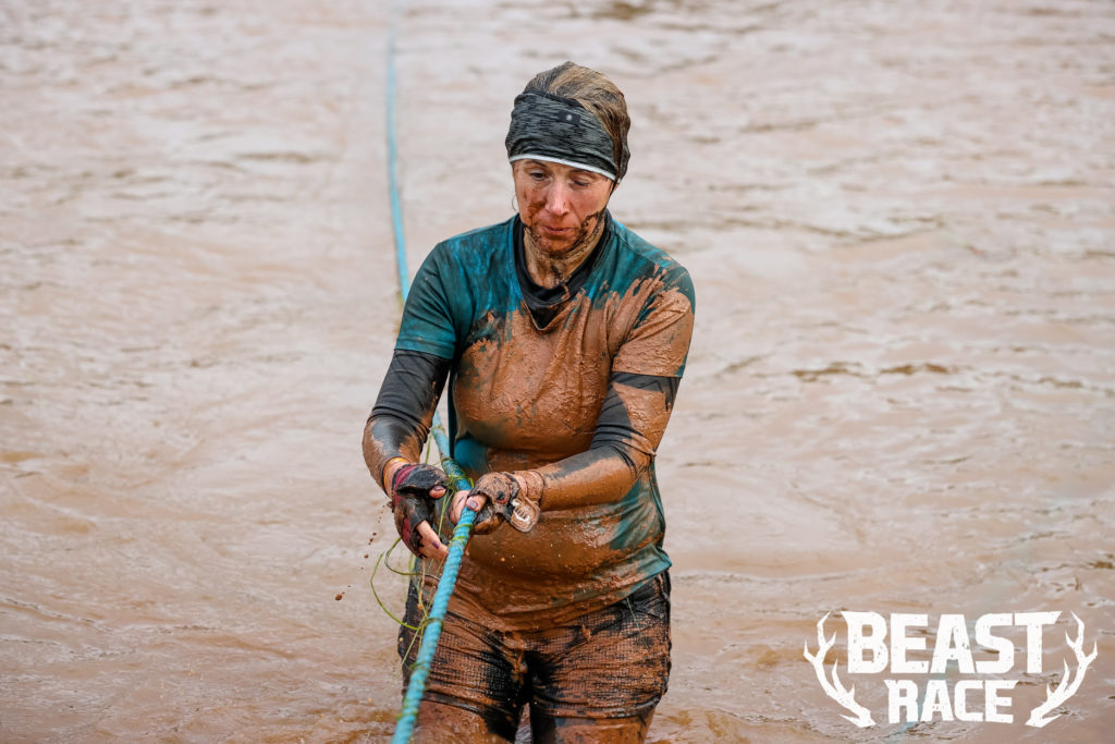Beast Race Woman crosses the mud